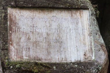 Alman yazar Johann Wolfgang von Goethe 'nin Adrspach-Teplice Rock' taki taş plaketi. Adrspach, Teplice, Çek Cumhuriyeti 'nde turistik ilgi.