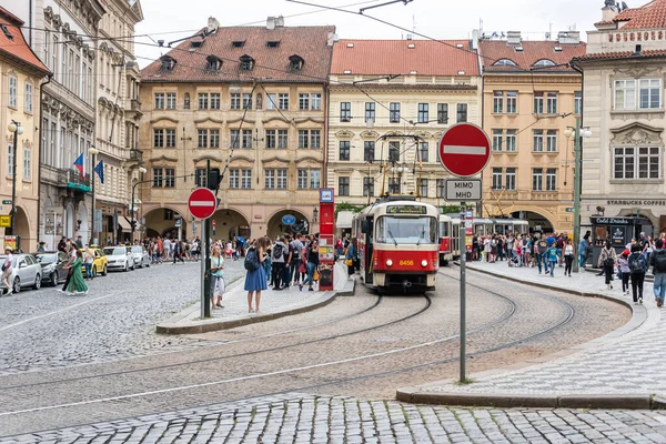 Червоний Трамвай Вулиця Прогулянки Людей Празькому Міському Центрі Державна Комунікація — стокове фото