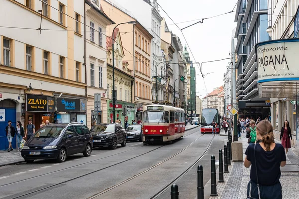 Красный Трамвай Улица Гуляющие Люди Центре Города Общественное Сообщение Столице — стоковое фото