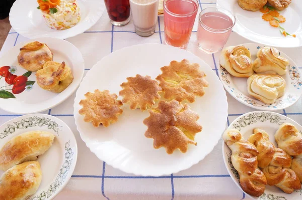 Zoet Gebak Borden Compotes Met Sappen Glazen Een Tafel — Stockfoto