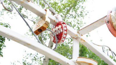 Evliliğin sembolü olarak kapılardaki güzel kilitler.