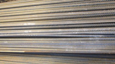 Güçlendirilmiş beton ürünlerden oluşan bir çerçeve kurmak için çelik takviyesi