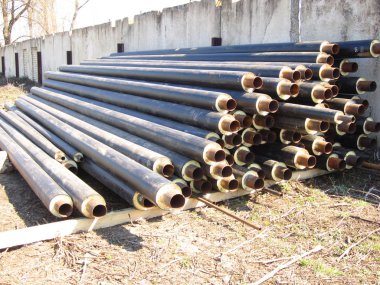 İnşaat alanında su ve kanalizasyon tesisatı için plastik borular.