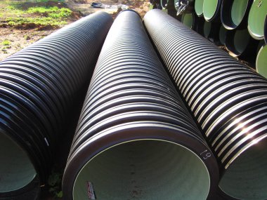 İnşaat alanında su ve kanalizasyon tesisatı için plastik borular.