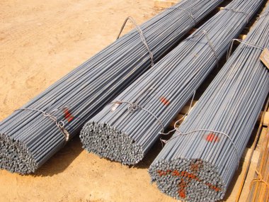 Güçlendirilmiş beton ürünlerden oluşan bir çerçeve kurmak için çelik takviyesi