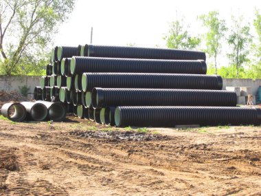 İnşaat alanında su ve kanalizasyon tesisatı için plastik borular.