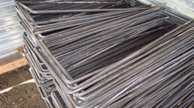 Güçlendirilmiş beton ürünlerden oluşan bir çerçeve kurmak için çelik takviyesi