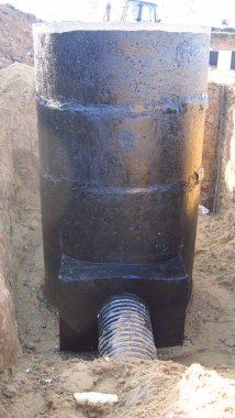 güçlendirilmiş beton yapılar ve plastik borulardan kanalizasyon sistemi kurulması