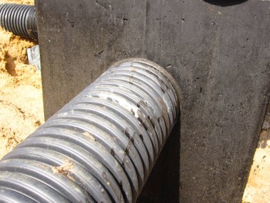 güçlendirilmiş beton yapılar ve plastik borulardan kanalizasyon sistemi kurulması