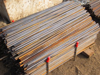 Güçlendirilmiş beton ürünlerden oluşan bir çerçeve kurmak için çelik takviyesi