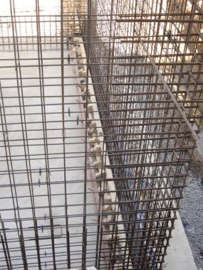 Sonraki beton dökülmesi için inşaat sahasında çelik çerçeve