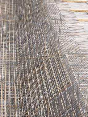 Çelik çerçeve bir sonraki beton döküm için inşaat sahasında Çelik çerçeve sonraki beton dökümü için bir inşaat sahasında