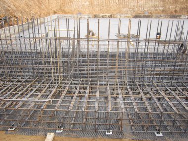 Çelik çerçeve bir sonraki beton döküm için inşaat sahasında Çelik çerçeve sonraki beton dökümü için bir inşaat sahasında