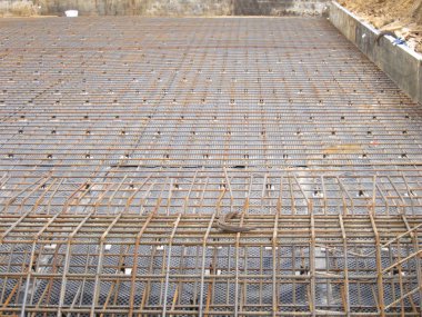 Çelik çerçeve bir sonraki beton döküm için inşaat sahasında Çelik çerçeve sonraki beton dökümü için bir inşaat sahasında