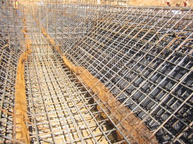Çelik çerçeve bir sonraki beton döküm için inşaat sahasında Çelik çerçeve sonraki beton dökümü için bir inşaat sahasında