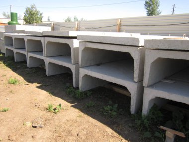 Bir boru hattı kanalı kurulumu için güçlendirilmiş beton ürünler yığını