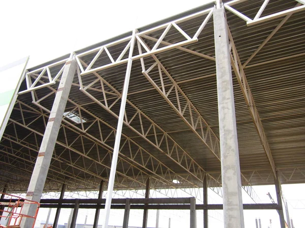 Güçlendirilmiş Beton Yapılar Çelik Prefabrik Yapılardan Bir Fabrika Inşaatı — Stok fotoğraf