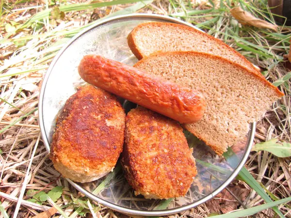 Πρωινό Κοτολέτες Χόρτου Και Λουκάνικο Ψωμί Γυάλινο Πιάτο — Φωτογραφία Αρχείου
