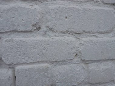 Beyaz kireçle kaplı tuğla duvar