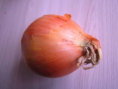 Masanın üzerinde kırmızı kabuklu soğan.
