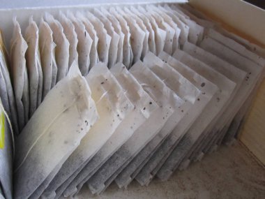 Karton bir kutuda kağıt çay poşetleri.