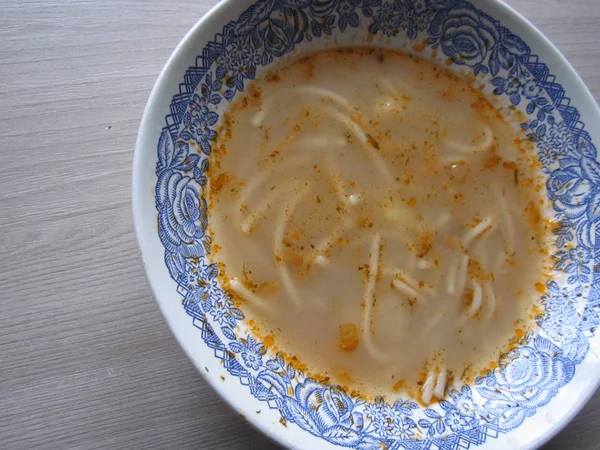 Natura Morta Zuppa Tagliatelle Con Verdure Piatto Bianco — Foto Stock