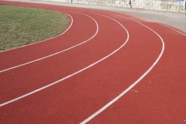Stadyumda beyaz işaretli Kırmızı Garry Koşu bandı