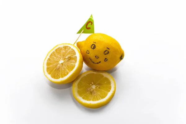 Limão inteiro e duas fatias . — Fotografia de Stock