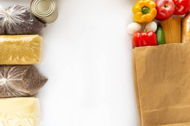 Beyaz arka planda, koronavirüs salgını sırasında bağışlanmak için temel ürünler var. Metin için bir yer var.