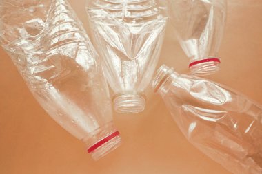 Boş plastik şişeler birleştirildi. Çöp toplama ayrı ayrı. Geri dönüşüme hazırlanıyorum. Sarı arkaplan.