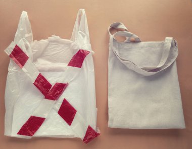 Markete gitmek için kumaştan yapılmış beyaz bir çanta seçin. Sıfır kayıp. Plastiği durdur.