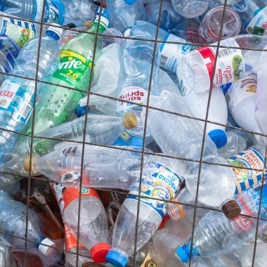 Çöp toplama ayrı ayrı. Kullanılmış plastik şişeler özel kutularda toplanır ve geri dönüşüm için hazırlanır. Krasnoyarsk, Krasnoyarsk Bölgesi. Rusya - 3 Mayıs 2020.