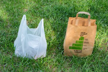 Alışveriş için plastik poşet yerine kese kağıdı kullanmak en iyisidir. Plastik çevre dostu bir malzeme değildir. Krasnoyarsk, Krasnoyarsk Bölgesi. Rusya - 3 Mayıs 2020.