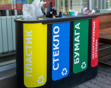 Rusya 'da cam, kağıt, plastik ve geri dönüşümsüz atık ayrımına sahip çöp kutusu. Krasnoyarsk, Krasnoyarsk Bölgesi. Rusya - 3 Mayıs 2020.