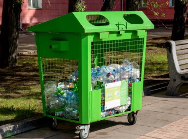 Rusya 'da, Krasnoyarsk şehrinde plastik atık toplamak için özel kutular kuruluyor. Krasnoyarsk, Krasnoyarsk Bölgesi. Rusya - 3 Mayıs 2020.