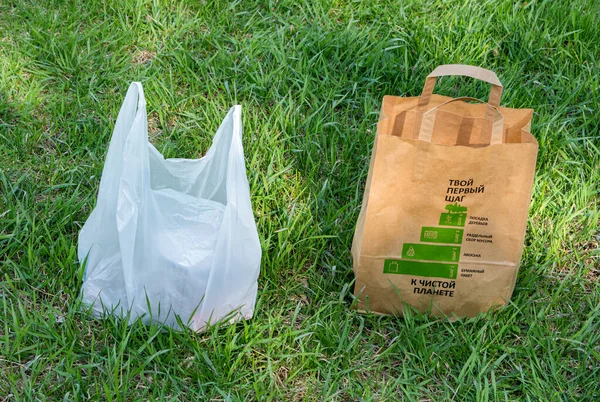 Alışveriş için plastik poşet yerine kese kağıdı kullanmak en iyisidir. Plastik çevre dostu bir malzeme değildir. Krasnoyarsk, Krasnoyarsk Bölgesi. Rusya - 3 Mayıs 2020.