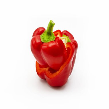 Beyaz arka planda taze kırmızı dolma biber dilimleri bulunur. İzole edilmiş, şablon.