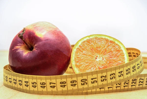 果実は1センチメートルの横にテーブルの上にあります 果物の食事はあなたが体重を減らすのに役立ちます — ストック写真