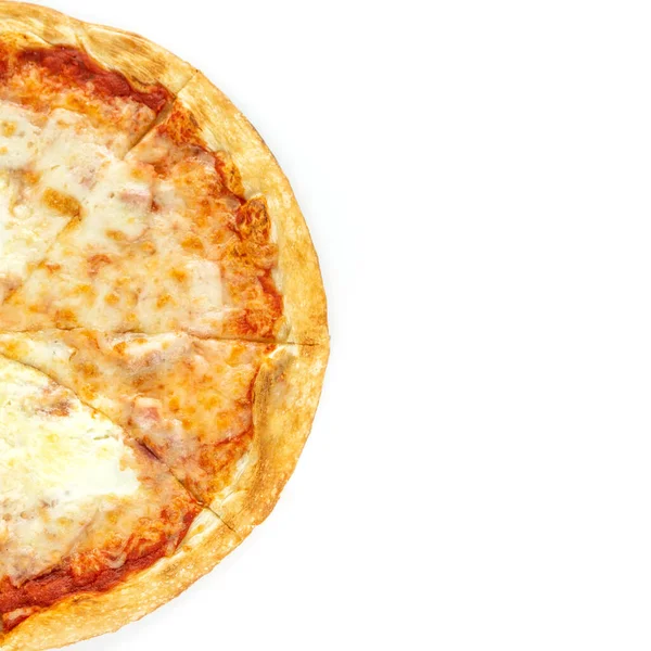 Carbonara pizzasının yarısı beyaz arka planda bulunur. İtalyan mutfağı. Pizza teslimatı İzole edilmiş.