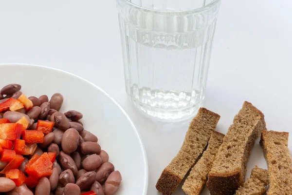 Almuerzo Cuaresma Comida Vegetariana Plato Frijoles Vaso Agua Con Pan — Foto de Stock