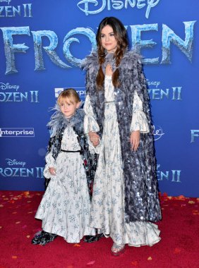 Selena Gomez & Gracie Elliot Teefey