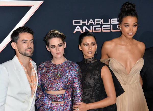 Luis Gerardo Mendez, Kristen Stewart, Naomi Scott & Ella Balinska — Stockfoto