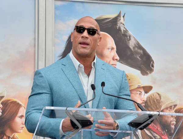 Los Angeles, Usa. 10 Aralık 2019: Dwayne Johnson Tcl Çin Tiyatrosu 'nda Kevin Hart' ın el izi seremonisinde