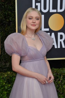 Los Angeles, Usa. Dakota Fanning, Beverly Hilton Oteli 'ndeki 2020 Altın Küre Ödülleri' ne ulaştı.