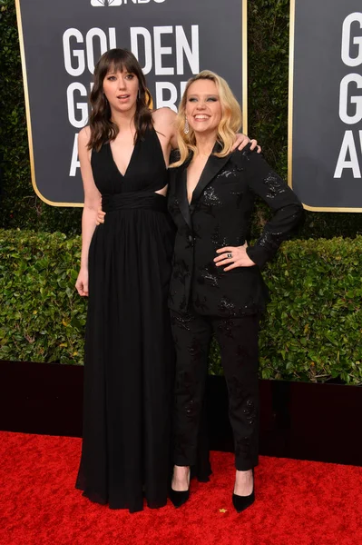Los Angeles, Usa. Ocak 06, 2020: Kate Mckinnon & Emily Lynne, Beverly Hilton Otel 'deki 2020 Altın Küre Ödülleri' ne geliyor.