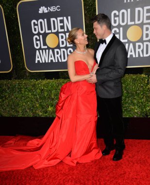 Los Angeles, Usa. Ocak 06, 2020: Scarlett Johansson & Colin Jost, Beverly Hilton Otel 'deki 2020 Altın Küre Ödülleri' ne geldi.