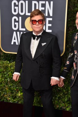 Los Angeles, Usa. Ocak 06, 2020: Elton John & David Mobilya, Beverly Hilton Otel 'deki 2020 Altın Küre Ödülleri' ne ulaştı.