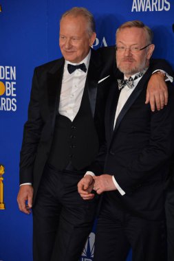 Los Angeles, Usa. 05 Ocak 2020: Stellan Skarsgard & Jared Harris, Beverly Hilton Hotel 'deki 2020 Altın Küre Ödülleri' nde basın odasında