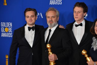 Los Angeles, Usa. 5 Ocak 2020: Dean-Charles Chapman, Sam Mendes & George Mackay, Beverly Hilton Hotel 'deki 2020 Altın Küre Ödülleri' nde basın odasında