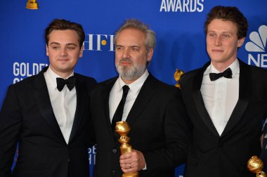 Los Angeles, Usa. 5 Ocak 2020: Dean-Charles Chapman, Sam Mendes & George Mackay, Beverly Hilton Hotel 'deki 2020 Altın Küre Ödülleri' nde basın odasında